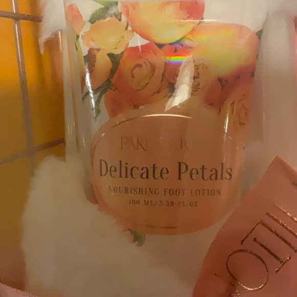 PARIS HILTON Foot Luxuries Set in Delicate Petals, NIP - Picture 7 of 7